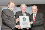 Landesdirektor Heimo Karpf, Landeshauptmann Hermann Schützenhöfer und Generaldirektor Peter Thirring (v.l.) bei der Überreichung. © steiermark.at/Streibl; bei Quellenangabe honorarfrei Landesdirektor Heimo Karpf, Landeshauptmann Hermann Schützenhöfer und Generaldirektor Peter Thirring (v.l.) bei der Überreichung.