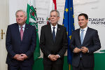 Landeshauptmann Hermann Schützenhöfer (l.) und Landeshauptmann-Stellvertreter Michael Schickhofer (r.) mit Bundespräsident Alexander Van der Bellen in der Grazer Burg ©      