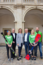 Nella Krauß, Präsident Helmuth Lexer, LR Barbara Eibinger-Miedl, LR Anton Lang, Celine Galler und Klaus Kröll gaben gemeinsam den Startschuss in die Ski-Saison. (v.l.) © Foto: Land Steiermark/Strasser; bei Quellenangabe honorarfrei