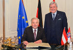LH Schützenhöfer und MP Bouffier bei der Eintragung in das Gästebuch der Hessichen Staatskanzlei. © Hessische Staatskanzlei; bei Quellenangabe honorarfrei