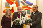 Claudia Paulus (l.) und Matthias Liebenwein (r.) überreichten Landeshauptmann Hermann Schützenhöfer in der Grazer Burg einen Adventkranz. © steiermark.at/Leiß; bei Quellenangabe honorarfrei