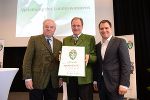 Landeshauptmann Hermann Schützenhöfer (l.) und Landeshauptmann-Stellvertreter Michael Schickhofer (r.) bei der Überreichung des Landeswappens an Gemeindebund-Präsident Erwin Dirnberger (Mitte).