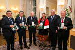 Rudolf Schmidt, Markus Schirmer, Josef Klamminger, Marguerite Dunitz-Scheer, LH Hermann Schützenhöfer und Günther Ziesel bei der Auszeichnungsverleihung (v.l.) ©      