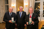 LH Hermann Schützenhöfer überreichte Günther Ziesel (re.) und Josef Klamminger (li.) das Große Goldene Ehrenzeichen LH Hermann Schützenhöfer überreichte Günther Ziesel (re.) und Josef Klamminger (li.) das Große Goldene Ehrenzeichen