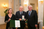LH Hermann Schützenhöfer überreichte gemeinsam mit LT-Präsidentin Bettina Vollath das Große Goldene Ehrenzeichen an Josef Klamminger