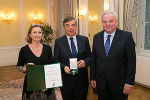 LH Hermann Schützenhöfer überreichte gemeinsam mit LT-Präsidentin Bettina Vollath das Ehrenzeichen an Rudolf Schmidt