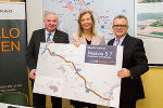 Landeshauptmann Hermann Schützenhöfer, Vorstandsirektorin Karin Zipperer und Landeshauptmann Hans Niessl freuen sich über den Baustart der Fürstenfelder Schnellstraße S 7. © steiermark.at/Streibl; bei Quellenangabe honorarfrei