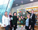 Bibliotheksleiterin Katharina Kocher-Lichem, Maria Pichlbauer (Landesschulrat), Landesschulratspräsidentin Elisabeth Meixner, Andrea Rauscher (Direktorin der VS Hirtenkloster) und Landesrätin Barbara Eibinger-Miedl präsentierten den geschmückten Baum (v.l.)