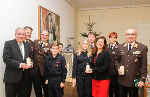 Die Feuerwehrjugend Lang überbrachte LH Hermann Schützenhöfer und Landesrätin Doris Kampus das Friedenslicht. © steiermark.at/Janderka; bei Quellenangabe honorarfrei