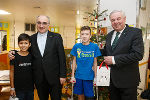 Der Landeshauptmann der Steiermark, Hermann Schützenhöfer, auf Besuch in der Kinderchirurgie im LKH Graz mit Bischof Wilhelm Krautwaschl ©      