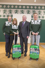 Schützenhöfer überreichte seinen Gästen Steiermark-Pullover im Erwin Wurm-Design sowie Steiermark-Trolleys. © Fotos: steiermark.at/Foto Fischer; bei Quellenangabe honorarfrei Schützenhöfer überreichte seinen Gästen Steiermark-Pullover im Erwin Wurm-Design sowie Steiermark-Trolleys.