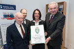 Landeshauptmann Hermann Schützenhöfer (r.) überreichte das Landeswappen an dbv-Gründer Gerhard Erker, Vorstand Hans Pfleiderer und Geschäftsführerin Beatrice Erker (v.l.) © steiermark.at/Streibl; bei Quellenangabe honorarfrei