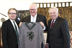 LH Hermann Schützenhöfer und LR Christopher Drexler überreichten dem hessischen Finanzminister einen Steiermark-Pullover  © steiermark.at/Streibl; bei Quellenangabe honorarfrei