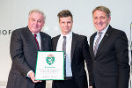 Landeshauptmann Hermann Schützenhöfer und der steirische Wirtschaftskammerpräsident Josef Herk bei der Überreichung des Landeswappens an Geschäftsführer Bernd Dorrong © Foto: Friedrich Simon Kugi; bei Quellenangabe honorarfrei