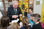 Landeshauptmann Schützenhöfer mit Kindern der Volksschule Graz-Murfeld.