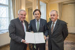 Landeshauptmann Hermann Schützenhöfer, Landeshauptmann a.D. Franz Voves und der geschäftsführende Sekretär der Historischen Landeskommission Alfred Ableitinger (v.l.) im Weißen Saal der Grazer Burg. Landeshauptmann Hermann Schützenhöfer, Landeshauptmann a.D. Franz Voves und der geschäftsführende Sekretär der Historischen Landeskommission Alfred Ableitinger (v.l.) im Weißen Saal der Grazer Burg.