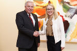 Landeshauptmann Hermann Schützenhöfer empfing Bundesminister Margarete Schramböck in der Grazer Burg.