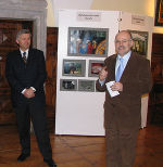 v.r.n.l.: Der Eisenerzer Bürgermeister Mag. Gerhard Freiinger und Leobens Bezirkshauptmann Dr. Walter Kreutzwiesner bei der feierlichen Eröffnung der Ausstellung im Stadtmuseum Eisenerz. 