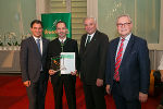 Wenigzell-Bgm. Herbert Berger (2.v.l.) nimmt den Preis von LH-Stv. Michael Schickhofer und LH Hermann Schützenhöfer sowie LT-Präs. a. D. Franz Majcen entgegen. ©      