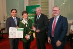 Die Krieglacher-Bgm. Regina Schrittwieser freute sich über den Preis in der Kategorie "Märkte" für ihre Gemeinde. Die Krieglacher-Bgm. Regina Schrittwieser freute sich über den Preis in der Kategorie "Märkte" für ihre Gemeinde.