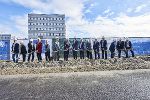 Spatenstich mit den Vorständen der KNAPP AG, Gerald Hofer und Franz Mathi, der Familie Knapp mit Aufsichtsrat Hofrat Herbert Knapp und Prof. Günter Knapp sowie zahlreichen Ehrengästen wie Landeshauptmann Hermann Schützenhöfer, Bezirkshauptmann Burkhard Thierrichter und Jakob Frey, Bürgermeister der Gemeinde Hart bei Graz, wie auch den planenden sowie ausführenden Partnerunternehmen. ©      