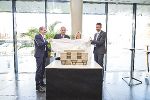 Die Knapp Vorstände Gerald Hofer (li) und Franz Mathi (re) enthüllen mit Nationalratsabgeordnete Verena Nussbaum, und Landeshauptmann Hermann Schützenhöfer das Gebäudemodell des neuen Innovationszentrums. Die Knapp Vorstände Gerald Hofer (li) und Franz Mathi (re) enthüllen mit Nationalratsabgeordnete Verena Nussbaum, und Landeshauptmann Hermann Schützenhöfer das Gebäudemodell des neuen Innovationszentrums.