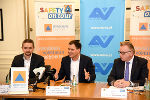 LH-Stv. Michael Schickhofer (Mitte) präsentierte gemeinsam mit AUVA-Direktor Hannes Weißenbacher (re.) und Zivilschutzverband-Präsident Martin Weber das Programm der "Safety-Tour 2018" ©      