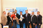 Luden gemeinsam zum Mitmachen bei der Safety-Tour ein: Günter Macher, Anna Schaunitzer, Martin Weber (Zivilschutzverband) mit Sohn Michael, LH-Stv. Michael Schickhofer, Hannes Weißenbacher und Hannes Karpjuk (AUVA) sowie Zivilschutzverband-GF Heribert Uhl (v.l.) © Fotos: Land Steiermark/AldinBektaš; bei Quellenangabe honorarfrei Luden gemeinsam zum Mitmachen bei der Safety-Tour ein: Günter Macher, Anna Schaunitzer, Martin Weber (Zivilschutzverband) mit Sohn Michael, LH-Stv. Michael Schickhofer, Hannes Weißenbacher und Hannes Karpjuk (AUVA) sowie Zivilschutzverband-GF Heribert Uhl (v.l.)