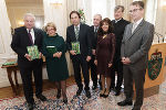 Landeshauptmann Hermann Schützenhöfer, Landeshauptmann a.D. Waltraud Klasnic, Landeshauptmann a.D. Franz Voves, Alfred Ableitinger, VfGH-Präsidentin Brigitte Bierlein, Herwig Hösele und Matthias Opis bei der Buchpräsentation. ©      