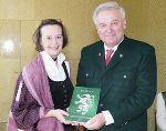 Die Geschäftsführerin der Volkskultur Steiermark GmbH Monika Primas und Landeshauptmann Hermann Schützenhöfer bei der heutigen Jahrbuch-Präsentation. © steiermark.at/Streibl; bei Quellenangabe honorarfrei Die Geschäftsführerin der Volkskultur Steiermark GmbH Monika Primas und Landeshauptmann Hermann Schützenhöfer bei der heutigen Jahrbuch-Präsentation.