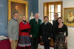 Wolfgang Muchitsch (wissenschaftlicher Leiter des Universalmuseums Joanneum), Bianca Russ-Panhofer (Sammlungskuratorin und Kuratorin der Ausstellung), Landeshauptmann Hermann Schützenhöfer, Regina Schrittwieser (Bürgermeisterin von Krieglach), Karlheinz Wirnsberger (Leiter des Rosegger-Museums und des Rosegger-Geburtshauses) und Alexia Getzinger (kaufmännische Leiterin des Universalmuseums Joanneum) (v.l.) ©      