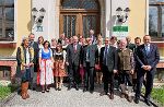 Verwaltung im Blickpunkt: LH Schützenhöfer mit den Mitarbeiterinnen und Mitarbeitern der politischen Expositur Gröbming. Verwaltung im Blickpunkt: LH Schützenhöfer mit den Mitarbeiterinnen und Mitarbeitern der politischen Expositur Gröbming.