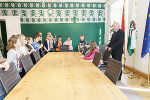 Landeshauptmann Hermann Schützenhöfer empfing die Kinder im Regierungssitzungszimmer. Landeshauptmann Hermann Schützenhöfer empfing die Kinder im Regierungssitzungszimmer.