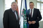 Verteidigungsminister Mario Kunasek wiederholte im Gespräch mit Landeshauptmann Schützenhöfer (r.) sein Bekenntnis zu den steirischen Kasernenstandorten. © Bundesministerium für Landesverteidigung; bei Quellenangabe honorarfrei