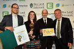 Freuten sich über das goldene Ticket beim Energy Globe Styria Award: Georg Baldauf-Sommerbauer, Susanne Lux, Matthäus Siebenhofer (alle TU Graz) und LR Anton Lang (v.l.) © Foto: Werner Krug; bei Quellenangabe honorarfrei