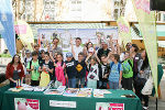 Michael Krobath (GF UBZ Steiermark), Lärmtechniker Dietmar Sauer, Stadträtin Tina  Wirnsberger und Werner Prutsch vom Umweltamt der Stadt Graz (v.l.) gratulierten den Schülerinnen und Schülern der Volksschule Wenigzell © Foto: UBZ Steiermark; bei Quellenangabe honorarfrei