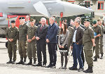 Im Rahmen des Festakts wurden zwei leichte Schulluftfahrzeuge des Typs „Diamond DA40″ sowie ein Universallöschfahrzeug übergeben. © Österreichisches Bundesheer/Sebastian Resinger; bei Quellenangabe honorarfrei Im Rahmen des Festakts wurden zwei leichte Schulluftfahrzeuge des Typs „Diamond DA40″ sowie ein Universallöschfahrzeug übergeben.
