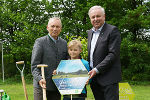 Energie Steiermark-Vorstandssprecher Christian Purrer (l.) und LH Hermann Schützenhöfer mit einem Volksschulkind. © Bilder: steiermark.at/Streibl; Verwendung bei Quellenangabe honorarfrei Energie Steiermark-Vorstandssprecher Christian Purrer (l.) und LH Hermann Schützenhöfer mit einem Volksschulkind.
