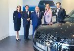 LH-Stv. Michael Schickhofer und LR Barbara Eibinger-Miedl mit den Verantwortlichen von Jaguar Land Rover beim Besuch in England.