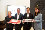 Anna Rieder, Michael Schickhofer, Bürgermeister Siegfried Nagl und Hoteldirektorin Patricia-Caroline Muster (v.l.) bei der feierlichen Tortenübergabe. Anna Rieder, Michael Schickhofer, Bürgermeister Siegfried Nagl und Hoteldirektorin Patricia-Caroline Muster (v.l.) bei der feierlichen Tortenübergabe.