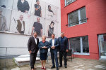 GF Walerich Berger, Aufsichtsratsvorsitzende Anna Rieder, LH-Stv. Michael Schickhofer und GF Walter Ferk im Innenhof von Jugend am Werk (v.l). © Bilder: Land Steiermark/Bektaš; Verwendung bei Quellenangabe honorarfrei GF Walerich Berger, Aufsichtsratsvorsitzende Anna Rieder, LH-Stv. Michael Schickhofer und GF Walter Ferk im Innenhof von Jugend am Werk (v.l).