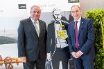 LH Hermann Schützenhöfer gratulierte RLB-Generaldirektor Martin Schaller zum runden Jubiläum ©      