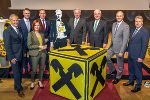 (Reihe v.l.) RLB-Präsident Wilfried Thoma, Vorstand Rainer Stelzer, Generaldirektor Martin Schaller, Landeshauptmann Hermann Schützenhöfer, Raiffeisen-Generalanwalt Walter Rothensteiner, RBI-Vorstand Hannes Mösenbacher, RLB-Vorstand Matthias Heinrich, Moderatorin Christiane Wassertheurer (vorne links) © Fotos: Riedler; bei Quellenangabe honorafrei (Reihe v.l.) RLB-Präsident Wilfried Thoma, Vorstand Rainer Stelzer, Generaldirektor Martin Schaller, Landeshauptmann Hermann Schützenhöfer, Raiffeisen-Generalanwalt Walter Rothensteiner, RBI-Vorstand Hannes Mösenbacher, RLB-Vorstand Matthias Heinrich, Moderatorin Christiane Wassertheurer (vorne links)