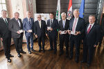 Sonderbriefmarke zum Jubiläum der Bezirkshauptmannschaften: BH Helmut Theobald Müller, LH Hermann Schützenhöfer, BP Alexander Van der Bellen, GD Georg Pölzl, LH-Stv. Michael Schickhofer, Gerhard Holzinger, Minister Josef Moser und BH Burkhard Thierrichter (v.l.) © alle Bilder: steiermark.at/Jesse Streibl; Verwendung bei Quellenangabe honorarfrei Sonderbriefmarke zum Jubiläum der Bezirkshauptmannschaften: BH Helmut Theobald Müller, LH Hermann Schützenhöfer, BP Alexander Van der Bellen, GD Georg Pölzl, LH-Stv. Michael Schickhofer, Gerhard Holzinger, Minister Josef Moser und BH Burkhard Thierrichter (v.l.)
