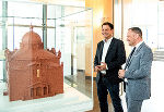 LH-Stv. Michael Schickhofer im Gepräch mit Präsident Elie Rosen. © Bilder: Land Steiermark/Lena Franke; Verwendung bei Quellenangabe honorarfrei LH-Stv. Michael Schickhofer im Gepräch mit Präsident Elie Rosen.