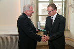 Der Pharmazeut Manfred Schubert-Zsilavec wurde für seine Initiativen um den wissenschaftlichen Austausch zwischen in- und ausländischen Universtitäten geehrt. © steiermark.at/Frankl; bei Quellenangabe honorarfrei