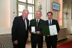 Landeshauptmann Hermann Schützenhöfer und Landeshauptmann-Stellvertreter Michael Schickhofer ehrten den ehemaligen Bürgermeister der Gemeinde Greisdorf mit dem Großen Ehrenzeichen des Landes Steiermark. 
