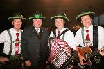 Landeshauptmann Hermann Schützenhöfer mit dem „Schneiderwirt-Trio“ bei den Feierlichkeiten in Bärnbach. © Foto: Robert Cescutti; bei Quellenangabe honorarfrei