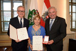 LH Hermann Schützenhöfer mit den Geehrten Nicole Schmidhofer und Otto Hochreiter in der Aula der Alten Universität Graz (v.r.) © Foto: Foto Fischer; bei Quellenangabe honorarfrei