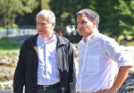 Lokalaugenschein vor Ort: LR Hans Seitinger und LH-Stv. Michael Schickhofer in St. Lorenzen am Wechsel.